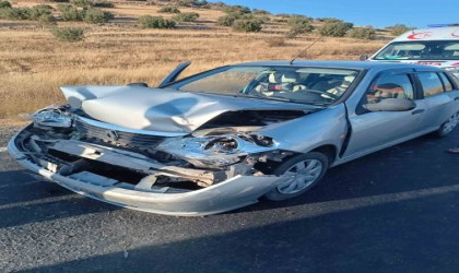 Mardinde otomobil minibüse çarptı: 4 yaralı