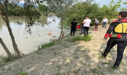 Melen Çayı’na düşen kişiyi rafting yapan sporcular kurtardı