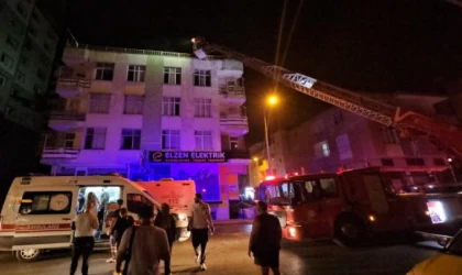 Mobilya mağazasının bodrum katındaki yangın korkuttu; 20 kişi dumandan etkilendi