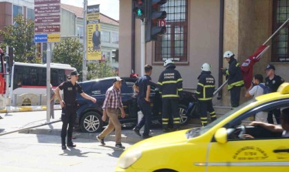 Motosiklete çarpmamak için manevra yaptı, direğe çarptı