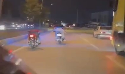 Motosikletli gençlerin tehlikeli yolculuğu kamerada