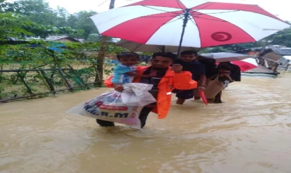 Muson yağmurları, dünyanın en büyük mülteci kampında sele neden oldu
