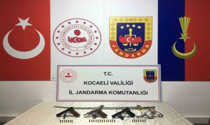 Operasyon yapılan evden kılıç çıktı