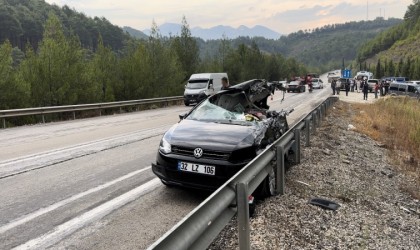 Orman yangınına giden arazöz ile 2 otomobil çarpıştı: 1 ölü, 6 yaralı