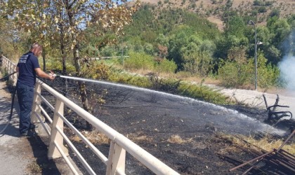 Örtü yangını büyümeden söndürüldü