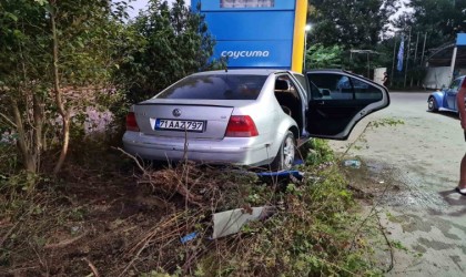 Otomobil akaryakıt istasyonun panosuna çarptı