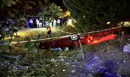 Otomobil, elektrikli bisiklet ile park halindeki iki otomobile çarpıp su kanalına düştü: 3 ölü