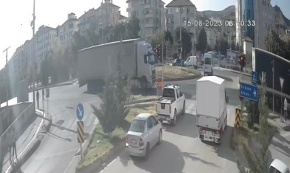 Otomobil ile hafif ticari aracın çarpıştığı kaza anı kamerada