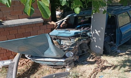 Otomobil önce duvara, ardından aydınlatma direğine çarptı: 1 ölü