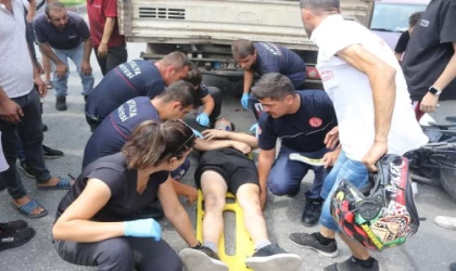 Otomobile çarpan motosikletli, savrulup park halindeki kamyonetin altına girdi