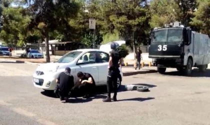 Otomobilinin lastiği patlayan sürücüye TOMA’da görevli polisler yardım etti