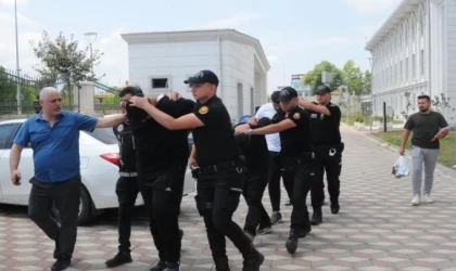 Otomobillerinde 119 kilo esrar ele geçirilen 5 şüpheliden 4’ü adliyede