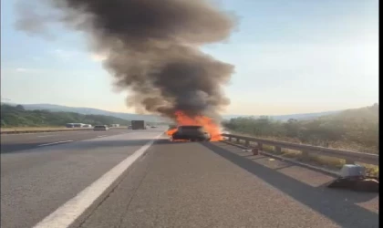 Otoyolda yanan otomobil küle döndü