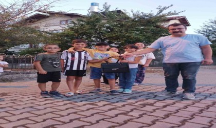 Oyun oynarken buldukları para ve döviz dolu çantayı sahibine ulaştırdılar