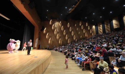 Pamukkalede minikler tiyatro gösterisi ile doyasıya eğlendi