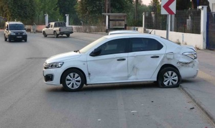 Park halindeki otomobile çarpıp kaçtı, yakalanan sürücü 1,87 promil alkollü çıktı