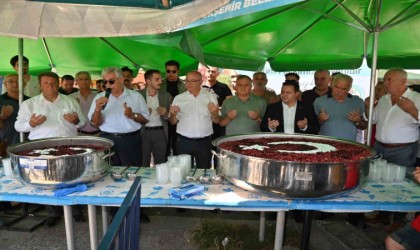 Pazar yerinde vatandaşlara aşure ikramı