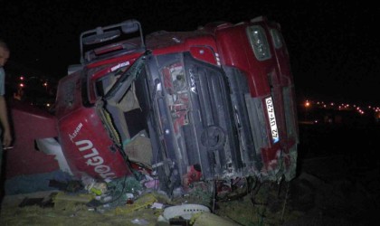Plastik boru yüklü tır devrildi: 1 ölü, 1 ağır yaralı