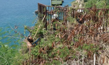 Polise zor anlar yaşattı, üstüne çıktığı şemsiye tentesi yırtılınca yakalandı