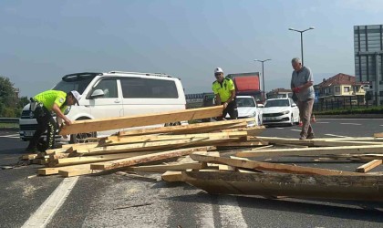 Polisler yola savrulan keresteleri taşıdı