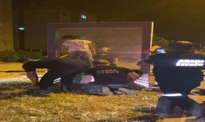 Reklam panosunda mahsur kalan çocuğu, itfaiye kurtardı
