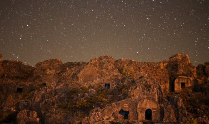 Roma döneminden kalan kaya mezarları ilgi çekiyor