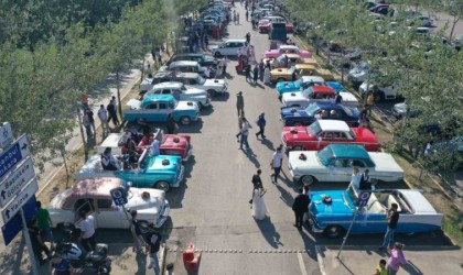 Roman çiftler klasik araçlarla İzmit sokaklarında düğün konvoyu coşkusu yaşadı