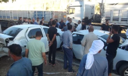 Şanlıurfa’da TIR’ın 8 aracın arasına daldığı kazada ortalık savaş alanına döndü: 5 yaralı