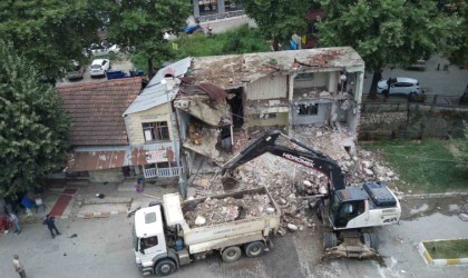 Sel afetine karşı dere kenarındaki binalar tek tek yıkılıyor