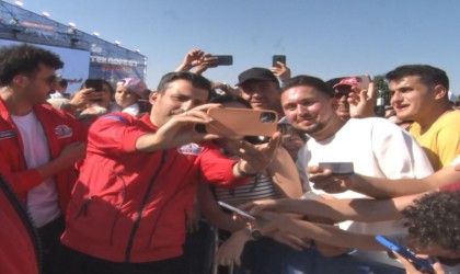 Selçuk Bayraktara vatandaşlardan sevgi seli