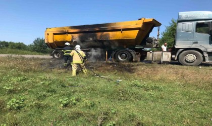 Seyir halindeki kamyonunun lastikleri alev aldı