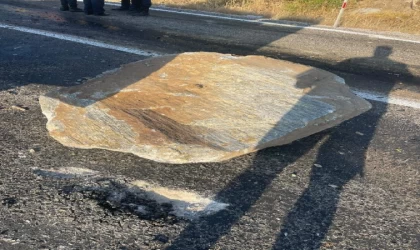 Seyir halindeyken üzerine kaya düşen kamyonet, şarampole yuvarlandı: 1 ölü, 3 yaralı