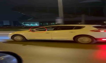 Sıcaklar sürücüleri de bunalttı. Ayağını camdan sarkıtarak araç sürdü