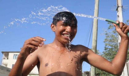 Sıcaktan bunalan depremzede vatandaşlar, çeşme başında soğuk duşla serinledi