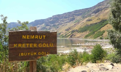 Sıcaktan bunalan vatandaşlar Nemrut Krater Gölüne akın etti