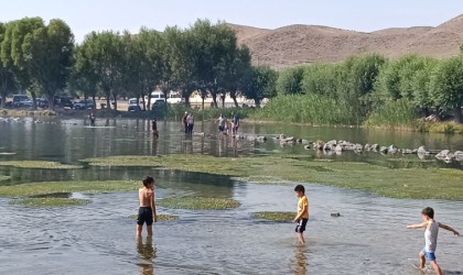 Sıcaktan bunalanlar Büğleyenin buz gibi soğuk suyunda serinledi