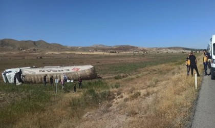 Sivasta devrilen tırın sürücüsü yaralandı