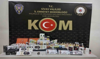 Sivasta kaçak elektronik sigara ve dijital saat ele geçirildi