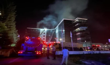 Sivas’ta SGK İl Müdürlüğü binasının çatısında yangın (2)