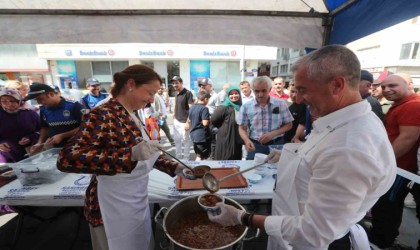 Tahmazoğlu, vatandaşlara aşure ikramında bulundu