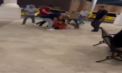 Taksicilerin müşteri kavgasında yere yatırılan sürücü tekmelerle darp edildi
