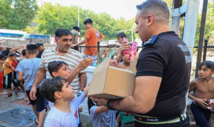 Tarihi Anzele suyunda yüzen çocuklara Diyarbakır polisinden dondurma ikramı