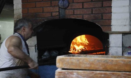 Tarihi Uzun Çarşının en eski fırıncısı ‘Eyyamı Bahur sıcaklarına rağmen ocak başına geçiyor