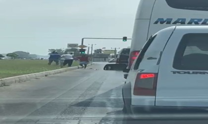 Tartıştıkları minibüs şoförünü herkesin gözü önünde darp ettiler