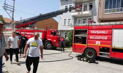 Tavşanlıda 3 katlı evde yangın
