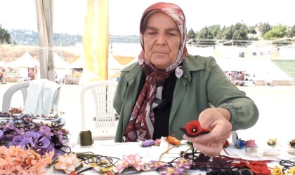 Tek eliyle iğne oyası yaparak geçimini sağlıyor