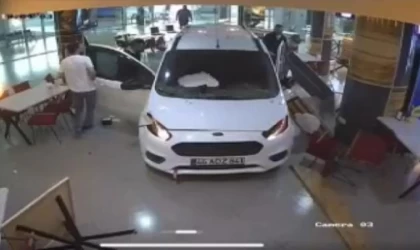 Terminalde sürücüsünün fren yerine gaza bastığı araç, bekleme salonuna daldı