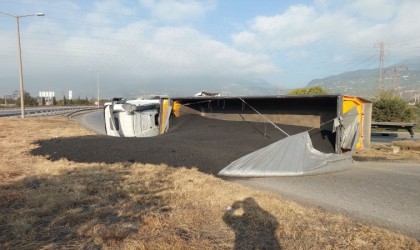 Tır virajı alamayınca tonlarca kömür yere döküldü