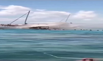 Tur teknesinde yangın çıktı, tatilciler panikle denize atladı