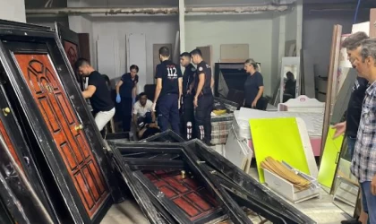 Üzerine çelik kapı devrilen kadın yaralandı